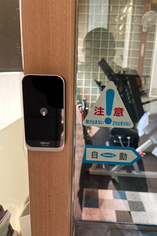 利用の流れ 鍵付きドアから入場(会員様のみ開錠可能)